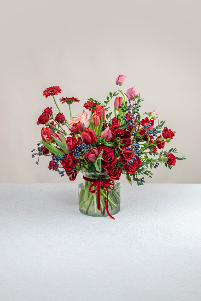 rosas rojas, anémonas rojas y gerberas rojas